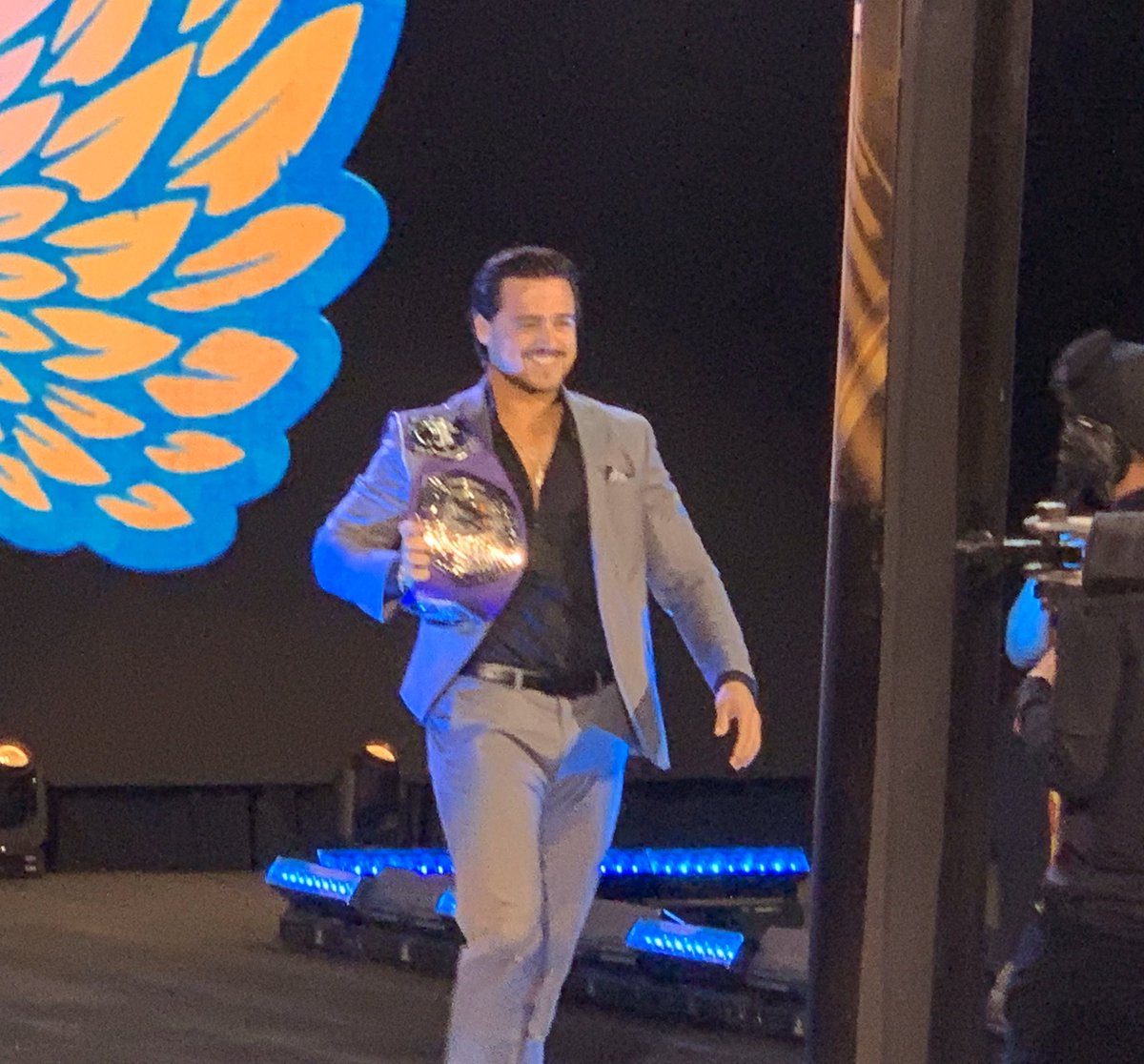 DovesterDove's tweet photo. Another great night of @wwenxt on @usa_network that was even better after the show. Always a treat to see @AngelGarzaWwe! #cruiserweightchamp https://t.co/MFh5iGnxvW