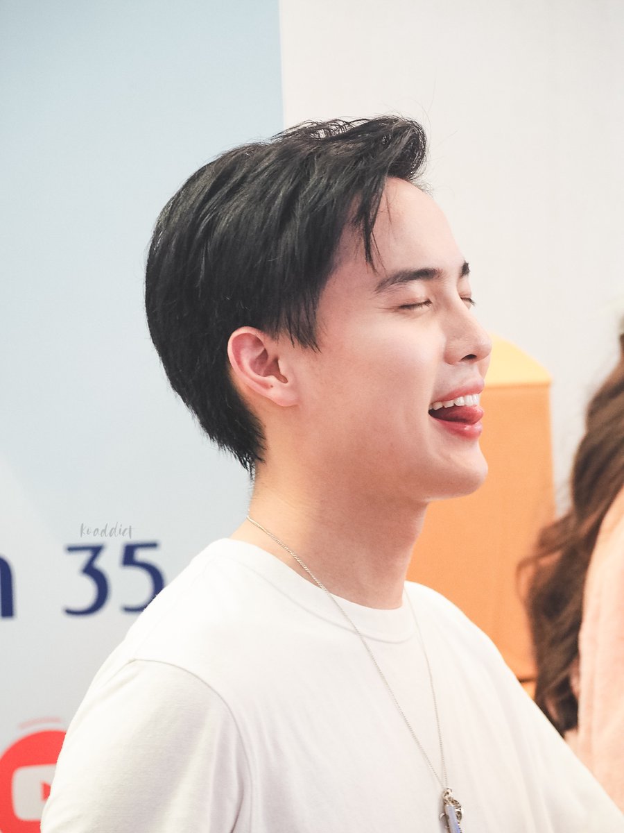 kovasin_addict's tweet photo. พระเอกดังถ่ายรูปกับแฟนคู่ใจ 😆😆😆😆😆 #แฟนที่แปลว่าพัดลมนะ #รูปมันฟ้อง 😜 #kovasin #koaddict https://t.co/jb8tD5GZ65
