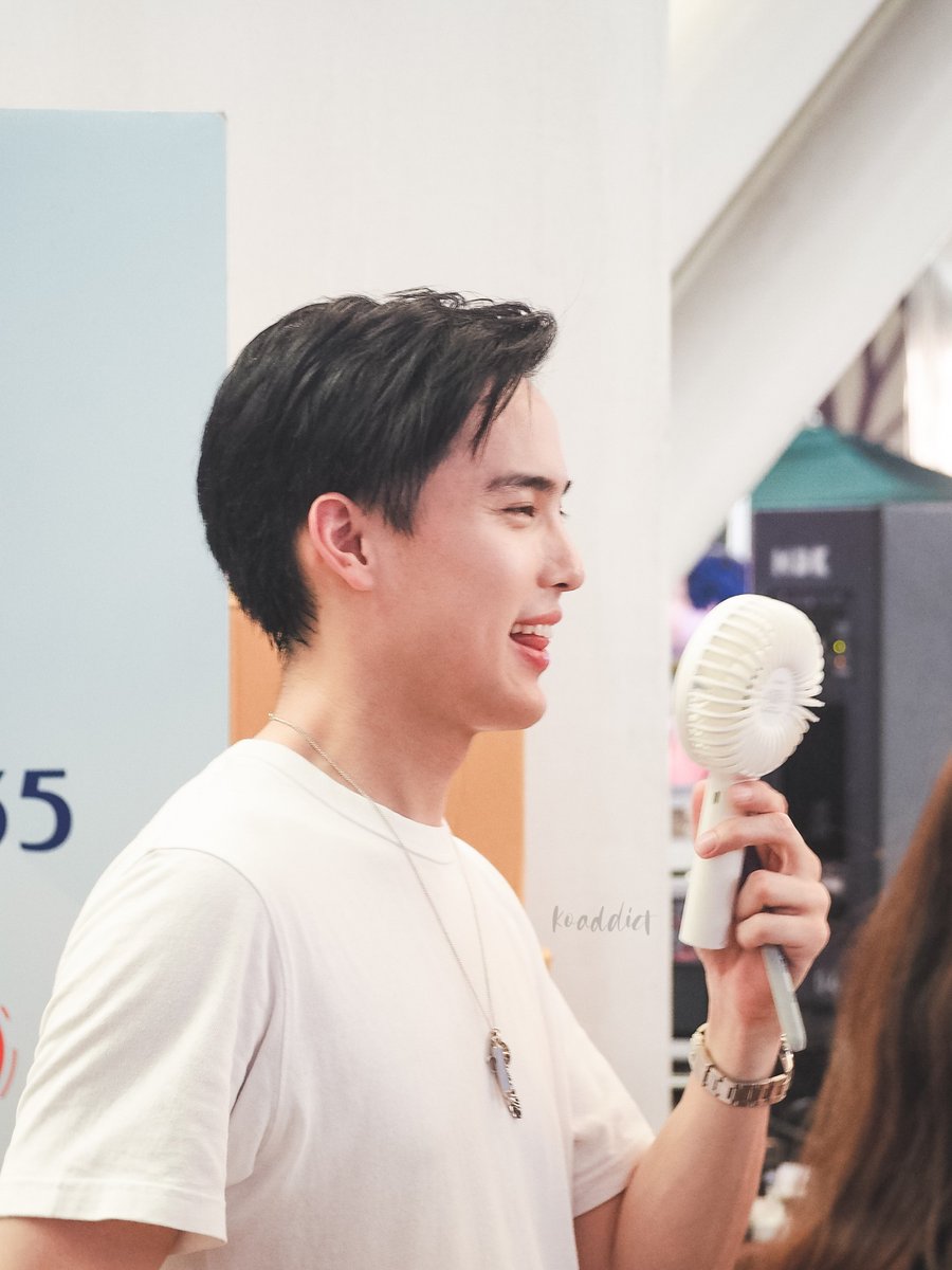 kovasin_addict's tweet photo. พระเอกดังถ่ายรูปกับแฟนคู่ใจ 😆😆😆😆😆 #แฟนที่แปลว่าพัดลมนะ #รูปมันฟ้อง 😜 #kovasin #koaddict https://t.co/jb8tD5GZ65