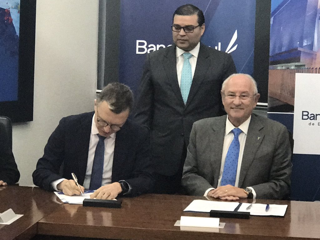 evolveforbusin1's tweet photo. Momento en que el Lic. Carlos E. Araujo E. presidente de @Banco_Azul y Thorben Loeppke representante de DEG de Alemania, firman el acuerdo por $15 Millones de dólares para financiar y potenciar el desarrollo de las #PyMES de El Salvador. https://t.co/UCJcZiB7w8