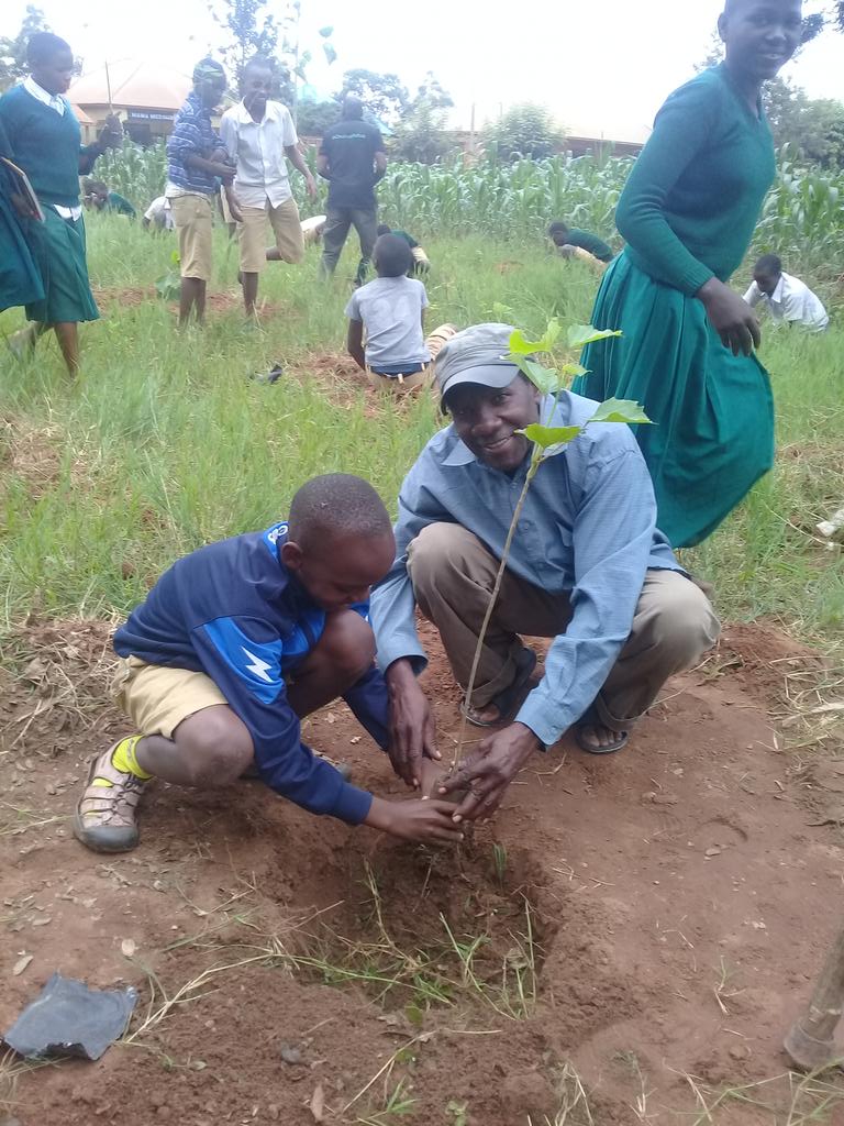 CIsongalimo's tweet photo. Panda miti ili kukabiliana na mabadiliko ya Tabia ya nchi ukataji wa miti holela unaharibu Mazingira na kusababisha ukame na ukame huleta umasikini @Oxfam #chukuaHatua https://t.co/C7sJq1Jycl