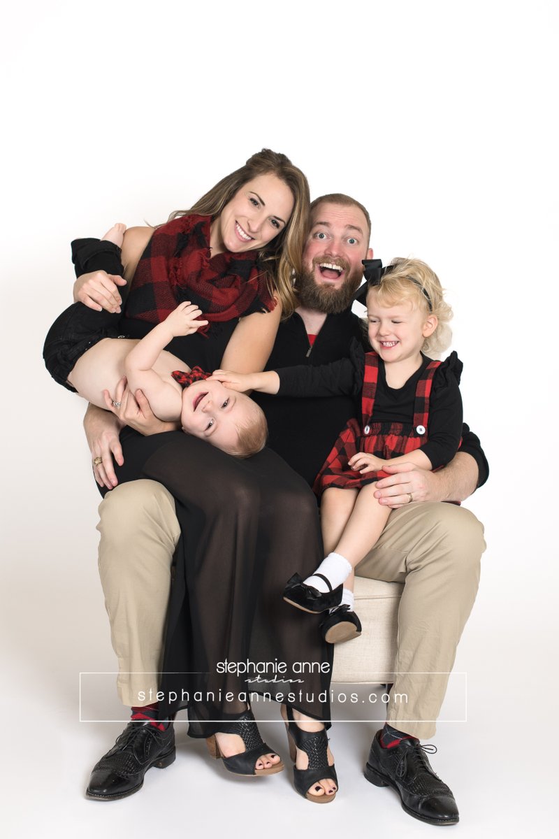 StephAnneHoward's tweet photo. So I never got around to wishing everyone the happiest of holidays on here as I like to focus on what the holidays are all about... taking a moment to step back and focus on what matters the most in this world... family. I hope your holiday was relaxing and cheerful! #famphoto https://t.co/TzsJg8qz55