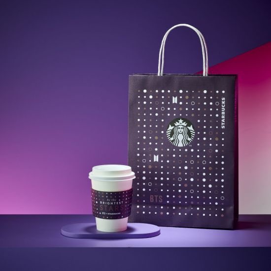 bts123_bantan's tweet photo. スタバ＆BTSコラボ(韓国)まとめ🥳

1月21日から2月6日まで

コラボグッズ6種発売
コラボショッピングバック
コーヒーカップホルダーもあり
ドリンク1種
スイーツ5種
キャンペンフード2種でパープルキャンドル1つ🎁

店内ではmake It Rightが流れる🎵

☕️記事→https://t.co/R0Yd7t41pl https://t.co/r4eD24ZDCv