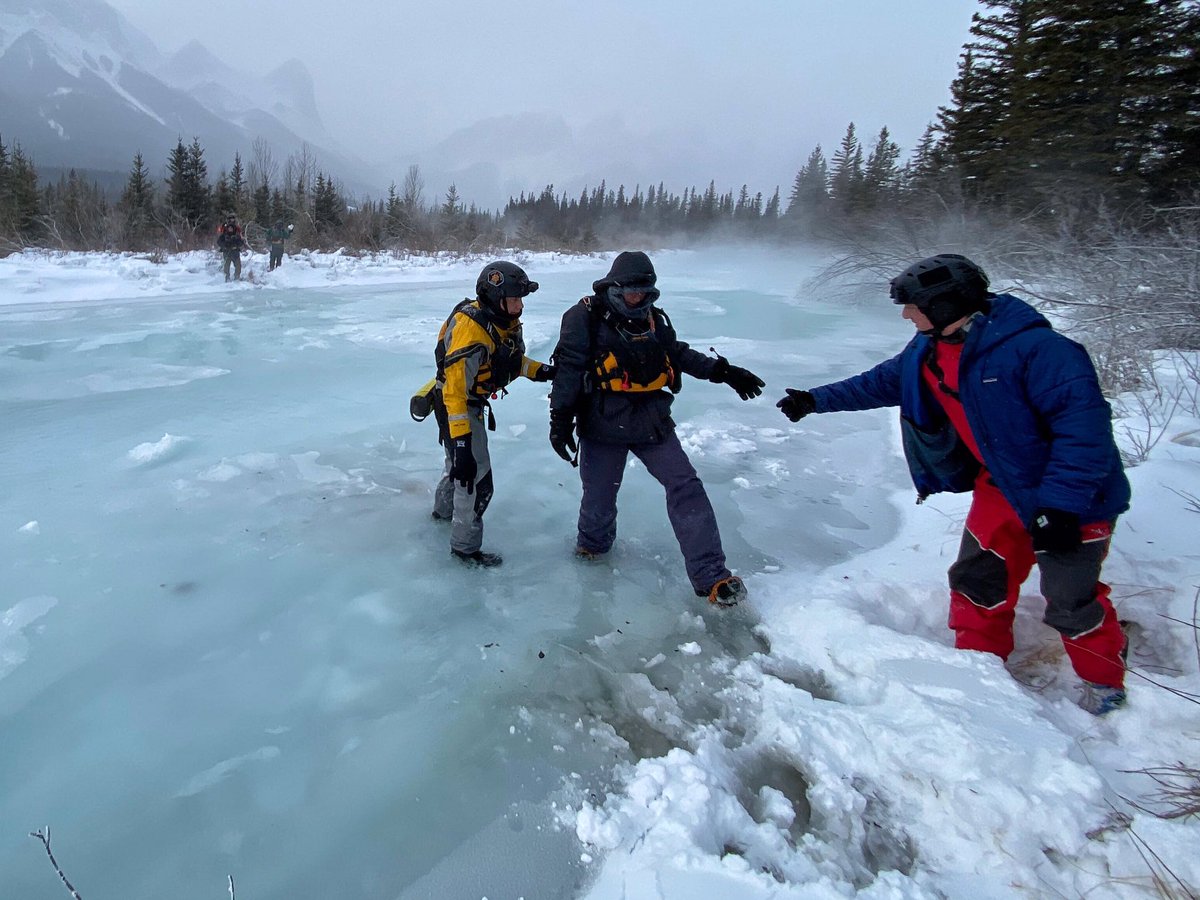 CanmoreFireRes's tweet photo. ⚠️SAFETY NOTICE⚠️
Even at minus 30 deg C, there are bodies of water that don’t completely freeze. Be aware when considering a walk out on the ice, particularly river ice! https://t.co/ZGWWTbRJ2Z