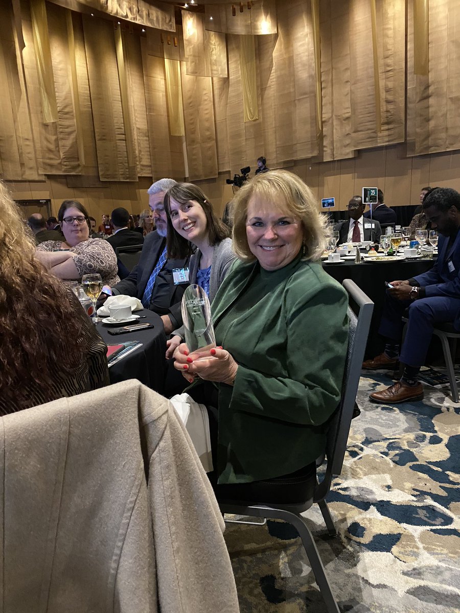klcrone's tweet photo. @PaycorInc’s 2K Associates make Community Partners a wildly successful, employee-led volunteer organization. Celebrating @medmutual #PillarAward for community service. #paycoritforward https://t.co/XLiArDzAqV