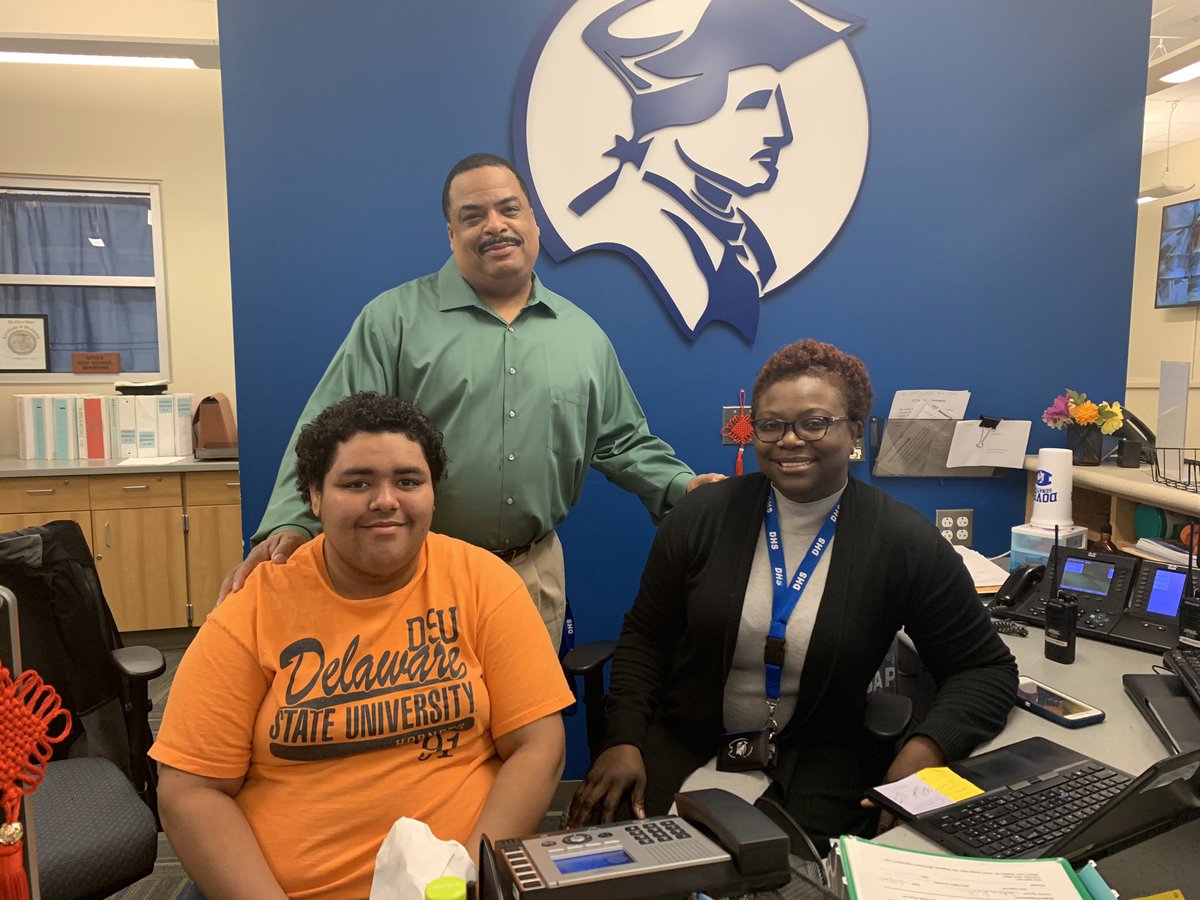 DrVosh_CSD's tweet photo. Team work! Thx to @RonBerry09 &amp; @ShawndellSolom1 for covering our office so we can have our secretary check in for the quarter!!!! 🔵⚪️ https://t.co/Nnm31JnQiD