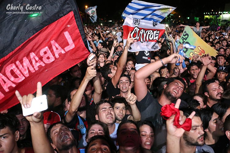 charly_castro20's tweet photo. #efemeridesLPDA
15 de enero de 2017
@DelAbuelo en Brandsen, provincia de Buenos Aires.
La banda cerró el festival AcercArte.
Bochi se protegió de la lluvia con un gorrito muy monono.
En las otras fotos, Ale y parte del público. https://t.co/dhup28Ewzp