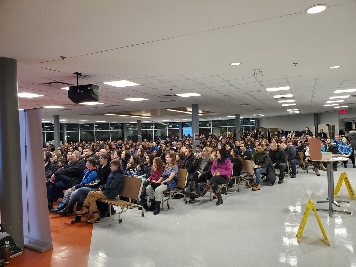 Wow! Les parents et les élèves de la 6e année étaient au rendez-vous pour notre soirée de portes-ouvertes à <a href="/Epaulards_PS/">Épaulards PS</a>. Aurons-nous la plus grande cohorte dans l'histoire des épaulards en septembre 2020? #cecce