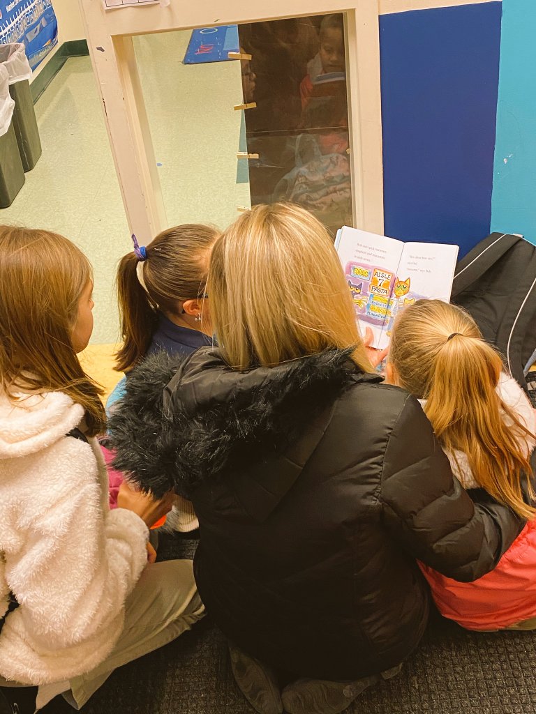 MGA_Reading's tweet photo. Enjoying "Pete the Cat's Trip to the Supermarket" this morning.📚 #readingbeforethebell #AACPSReadWithMe @MonarchGloAACPS @AacpSeril https://t.co/PuUdbvU40f