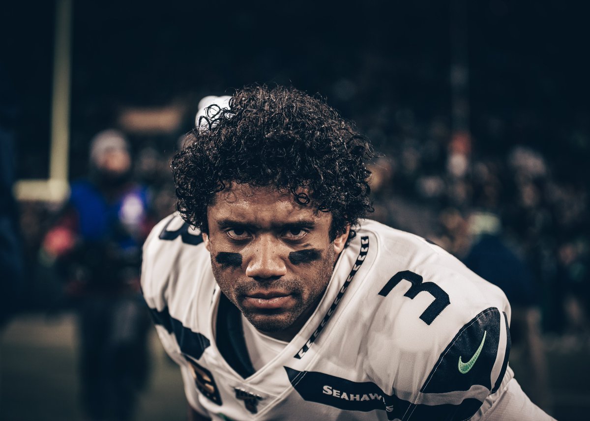 djmogg's tweet image. 'The credit belongs to the man who is actually in the arena, whose face is marred by dust and sweat and blood; who strives valiantly." - Theordore Roosevelt. 

Wasn't the way we wanted the season to end but still an amazing season for @dangerusswilson and the @seahawks. #GoHawks
