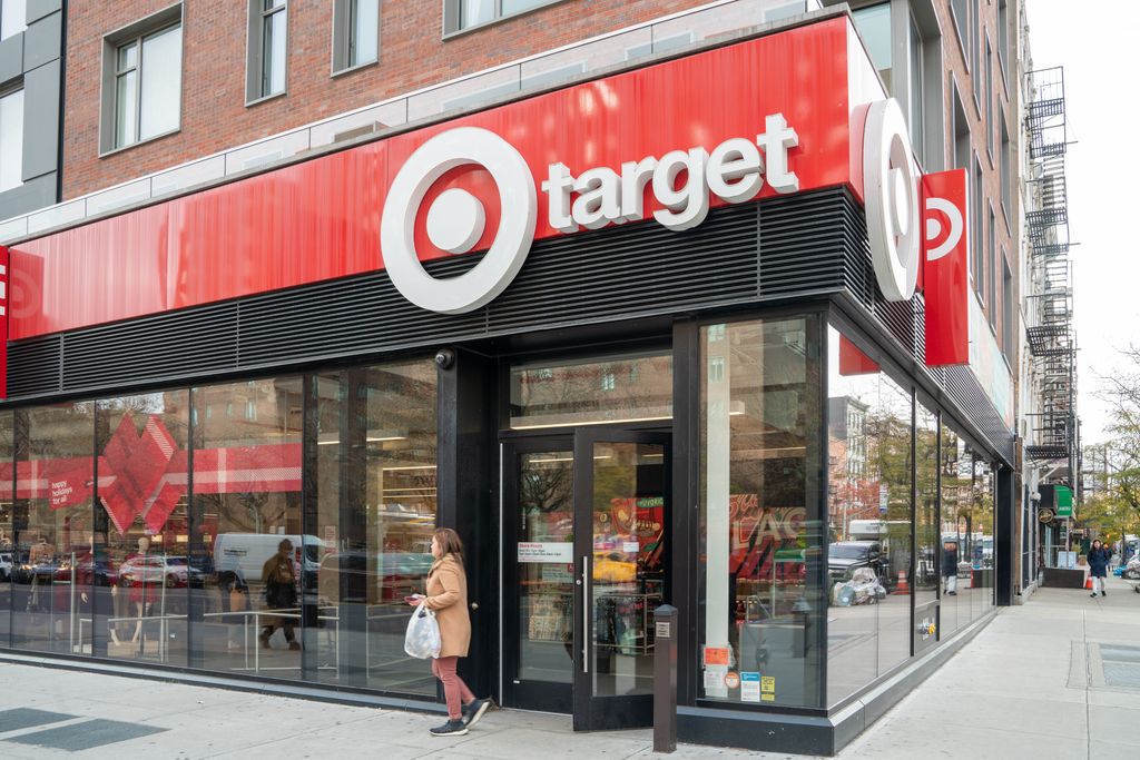 Target's disappointing holiday season reveals one big challenge for 2020 yhoo.it/35VxnKv by <a href="/BrianSozzi/">Brian Sozzi</a>