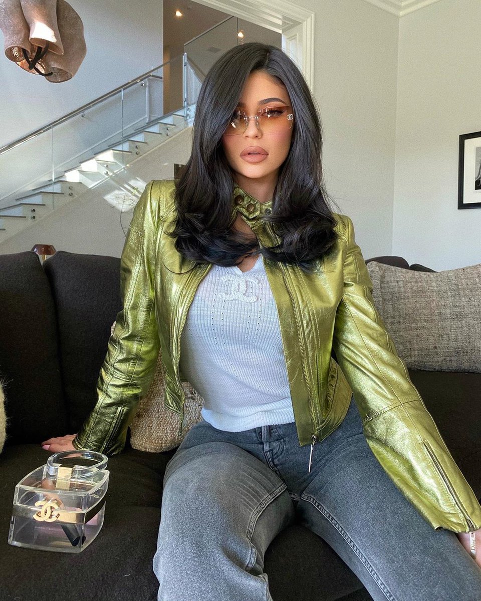 KylieJenner's tweet photo. New lip alert 👄 lipstick &amp; liner in shade “Girls Trip” launching on the 22nd on https://t.co/bDaiohhXCV https://t.co/6SeRP2XVm4