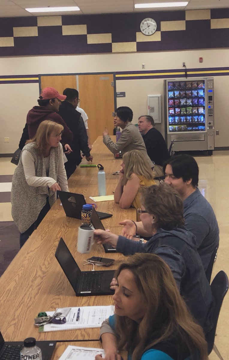 LBHSCounseling's tweet image. HS Counselors answering all the questions at Curriculum Night.  💻✏️📚 @FCPSLBSS #courseplanning