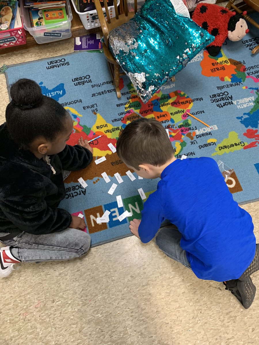 RHLeeESGrade1's tweet photo. 1st grade loved doing sentence surgery today during foundational literacy skills! We like when our imagination blends with our learning. ❤️ @RHLeeESAACPS @RHLeeESReading @AacpSeril https://t.co/LFPsmx5AQ3