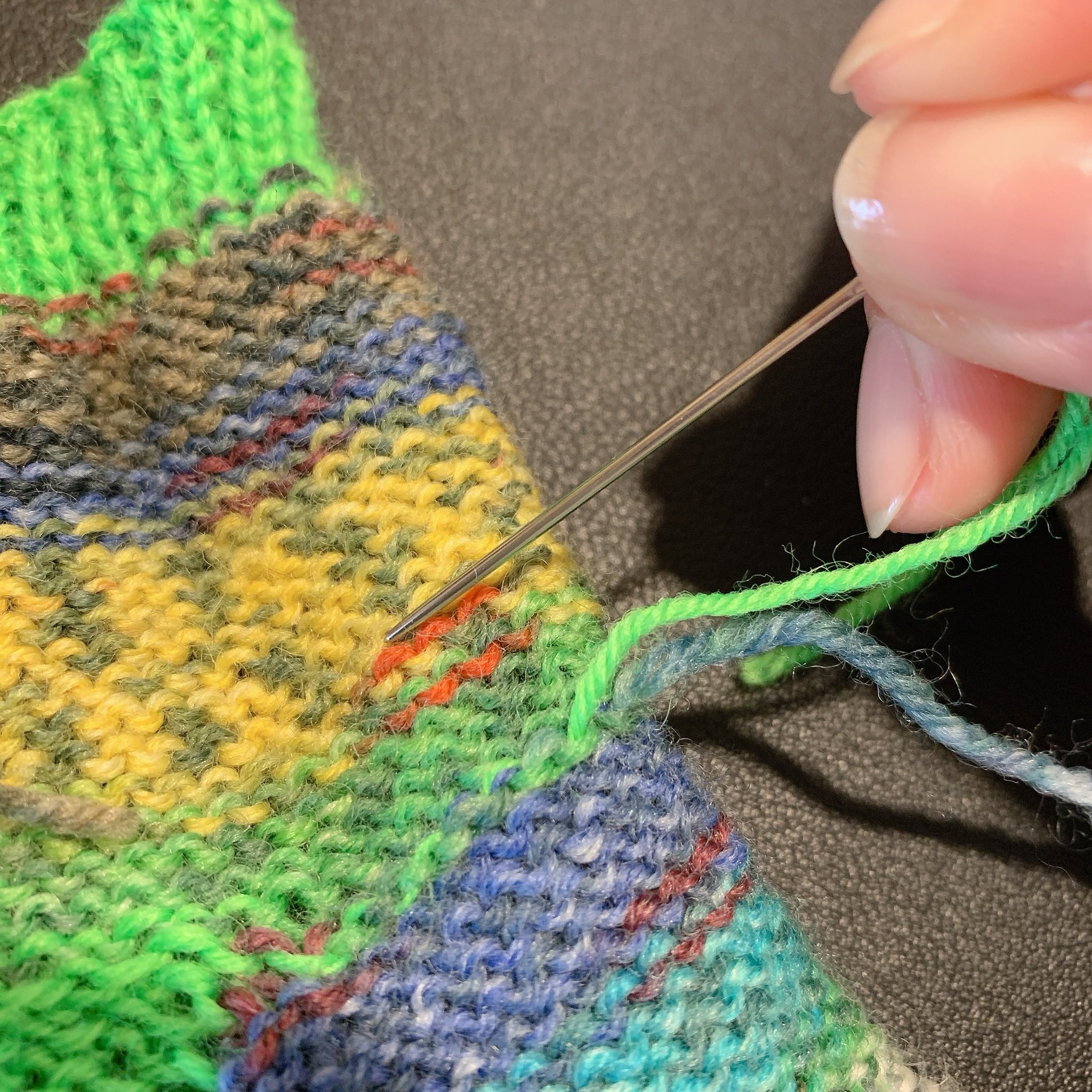 ゆ く れ あ 靴下編みの糸始末を皆さんがどんな風にしてるのか見てみたい 色を変えて編んだ糸とか メリヤスの裏で糸始末するときとか ゴム編みのところは 縦にメリヤスをくるくると割りながらuターンさせて始末しているんだけど いつも 気になる