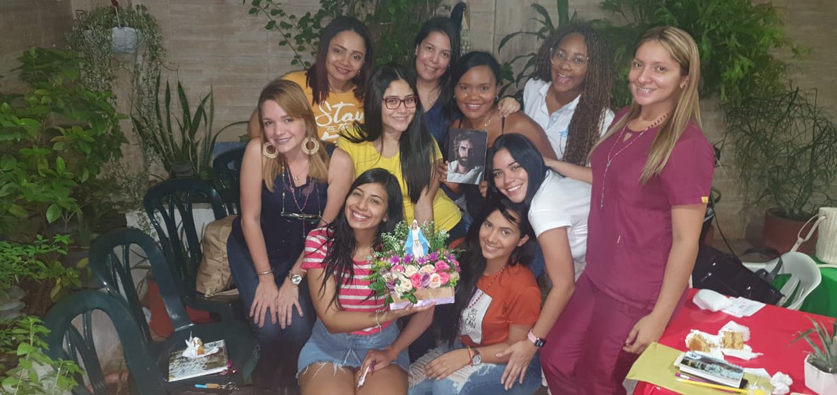 LuisaF_Espinosa's tweet photo. Las primeras cómplices de ésta locura del Señor 😍 
Gracias Dios porque ahora somos 10, y aunque lo único que tenemos en común, es el gran amor que Tú nos tienes, eso basta❤️💫. #JF108 
Me vestí de amarillo como mi #JF102 🙊 #YaYUBI https://t.co/FE67ioe1Jw