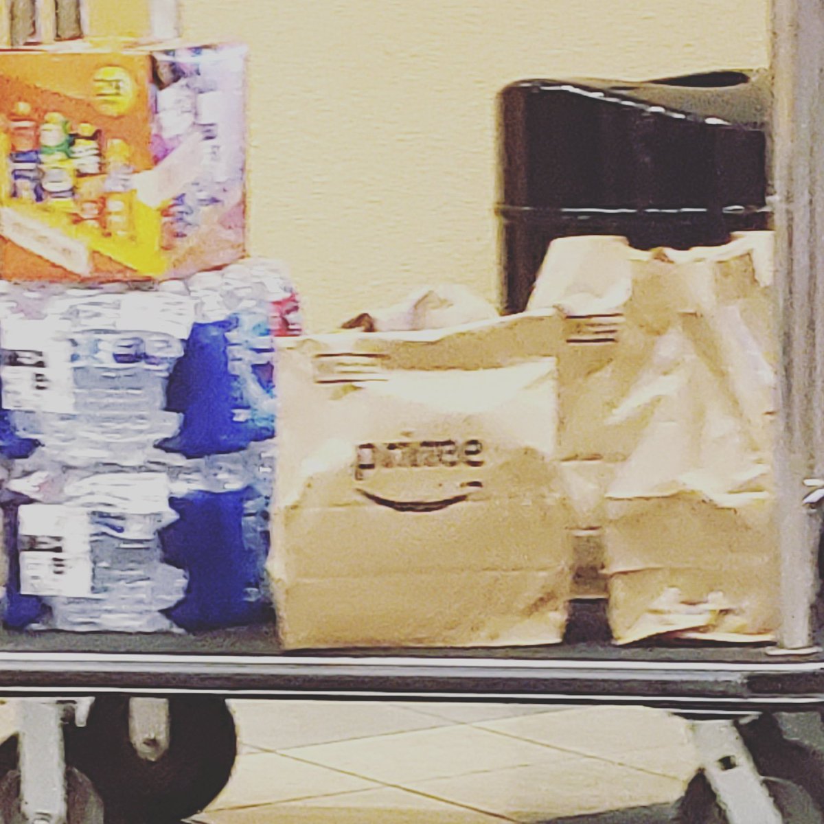 Mickey_4_Minnie's tweet photo. This is commonplace now! I have been sitting here waiting for our #instacart order and have seen toooons of #prime and other deliveries rolling past! #MouseFamilyOf6 #DisneyBabyMoon #DisneyWorldOrBust #WeAreGoingToMickeyCastle https://t.co/jHgKYkZcC1