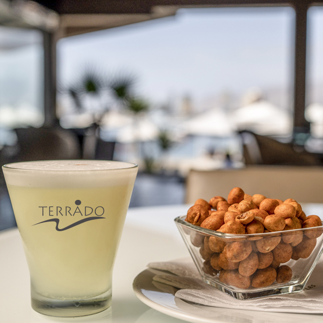 TerradoHoteles's tweet photo. [𝐁𝐀𝐑 𝐑𝐈𝐂𝐊'𝐒]  
Disfruta de nuestra coctelería de autor y la mejor vista de Cavancha. Te esperamos en Terrado Suites - #Iquique  
#bar #hotel #chile #instagood #instagram #cocktails https://t.co/U8YRGBdgJM