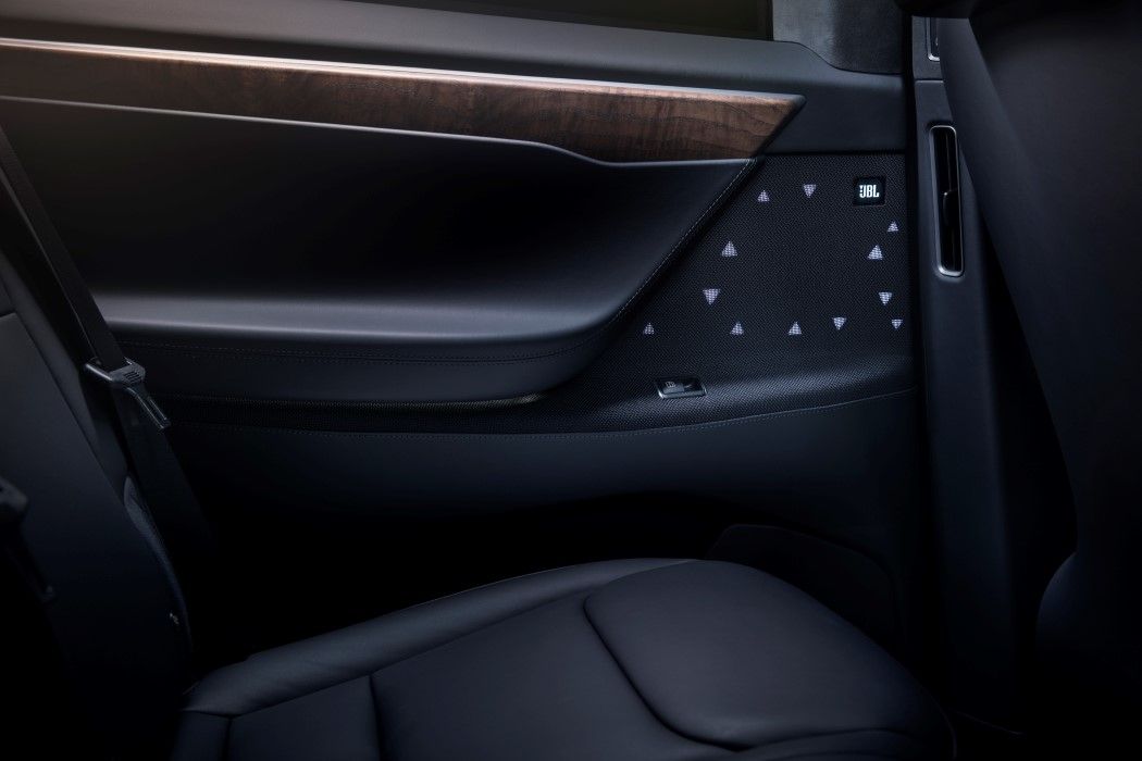 alcadesign's tweet photo. Harman is redesigning its in-car audio systems specifically for electric vehicles | Yanko Design https://t.co/Ik8uAPLfFK https://t.co/AkZB208Wvn