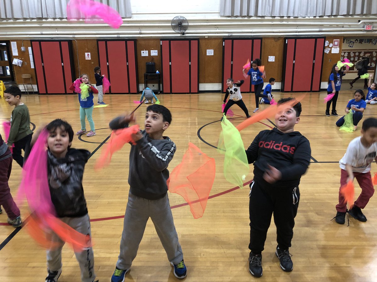 therosadoverse's tweet photo. Practicing hand-eye coordination isn’t always fun, but things change when you use Juggling Scarves 🤹🏻🤹🏽‍♀️😁🙌🏻 #cliftonconnects #physed #pe #juggling #cliftonpublicschools @CliftonSchools https://t.co/vBN8gq7jhl