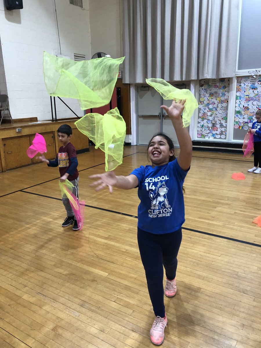 therosadoverse's tweet photo. Practicing hand-eye coordination isn’t always fun, but things change when you use Juggling Scarves 🤹🏻🤹🏽‍♀️😁🙌🏻 #cliftonconnects #physed #pe #juggling #cliftonpublicschools @CliftonSchools https://t.co/vBN8gq7jhl