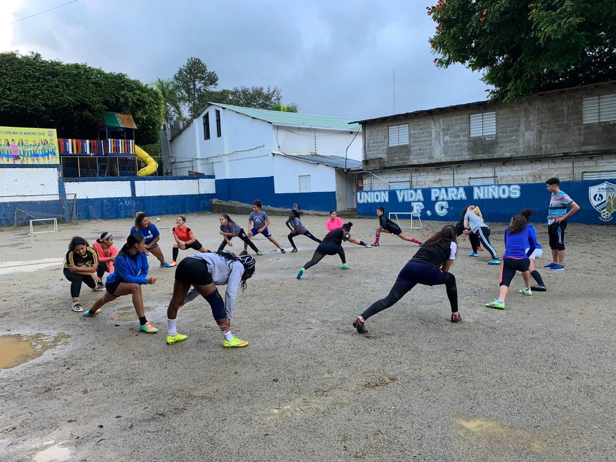 unionvpnfcf's tweet photo. ¡Parte de los entrenamientos de el día de hoy!
-
Y sin importar la lluvia nuestras chicas se divierten y se preparan para lograr sus objetivos.
-
-
#UnionFCF #ferreterialosmellos #jarabacoa #futbol #LDFF #LFF2020 #ligafemdo @ligafemdo https://t.co/3LhfJWACJ8