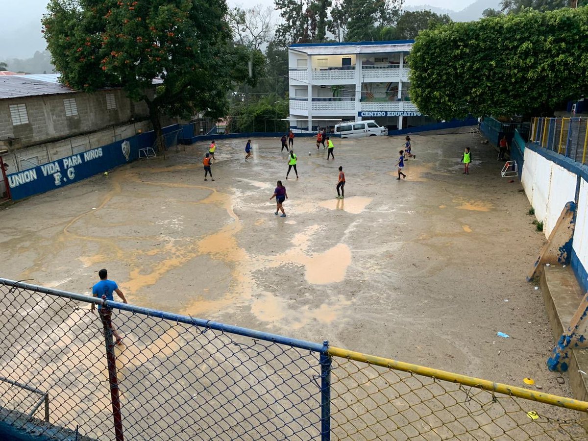 unionvpnfcf's tweet photo. ¡Parte de los entrenamientos de el día de hoy!
-
Y sin importar la lluvia nuestras chicas se divierten y se preparan para lograr sus objetivos.
-
-
#UnionFCF #ferreterialosmellos #jarabacoa #futbol #LDFF #LFF2020 #ligafemdo @ligafemdo https://t.co/3LhfJWACJ8
