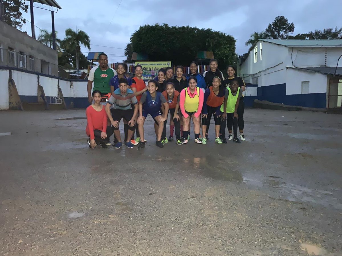 unionvpnfcf's tweet photo. ¡Parte de los entrenamientos de el día de hoy!
-
Y sin importar la lluvia nuestras chicas se divierten y se preparan para lograr sus objetivos.
-
-
#UnionFCF #ferreterialosmellos #jarabacoa #futbol #LDFF #LFF2020 #ligafemdo @ligafemdo https://t.co/3LhfJWACJ8