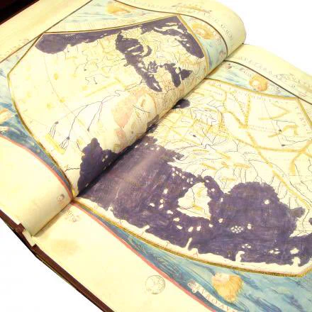 岩波が1984年に刊行したプトレマイオス「宇宙誌」は、たぶん日本で一番定価が高い本なのだ

お値段なんと193万円!15世紀モンテフェルドロ家が所有し、後にバチカンに収められた豪奢な書物を精巧にレプリカ。古代ローマの英知と中世の気品が詰まってるのだ

今なら古書価70万円代でお買い得なのだ〜w 