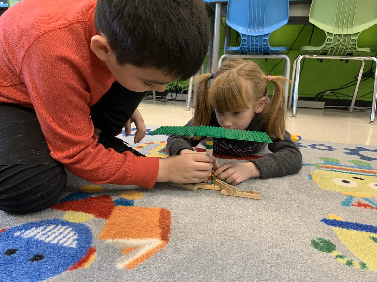 DLevitt11's tweet photo. After reading and discussing The Big Umbrella, Ss worked together in the Makerspace to create umbrellas that could shelter as many people as possible. https://t.co/veaGtgDWdu