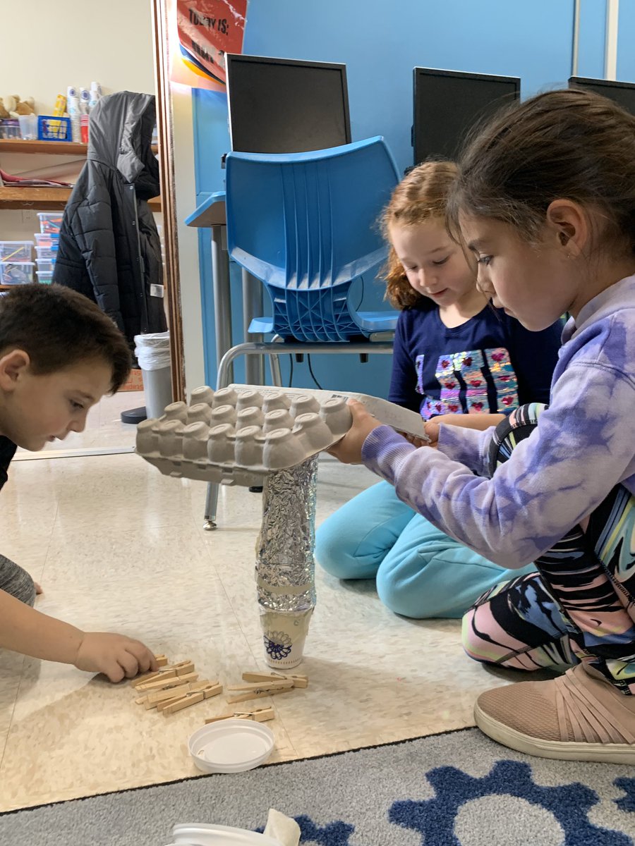 DLevitt11's tweet photo. After reading and discussing The Big Umbrella, Ss worked together in the Makerspace to create umbrellas that could shelter as many people as possible. https://t.co/veaGtgDWdu