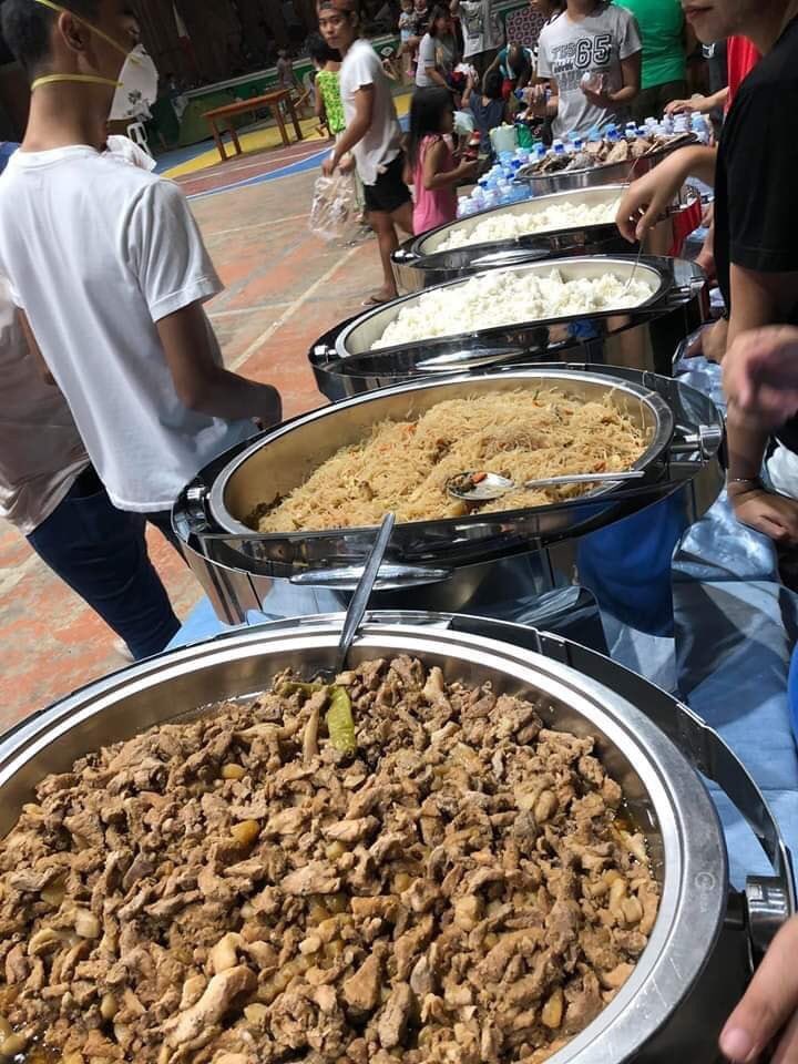 walwalozol's tweet photo. Talagang kakaiba rin areng mga kapwa ko batangueño eh. Napinsala na aba’y may pa-cater, pa-jollibee at higit sa lahat may pa-milktea 😂 Batangueño nga naman, kahit kailan eh di mawawala ang yabang. Batangueño eh! #BangonBatangas #ProudBatangueño 💪

P.S: Photos are not mine. ctto https://t.co/JqSF7veiVW