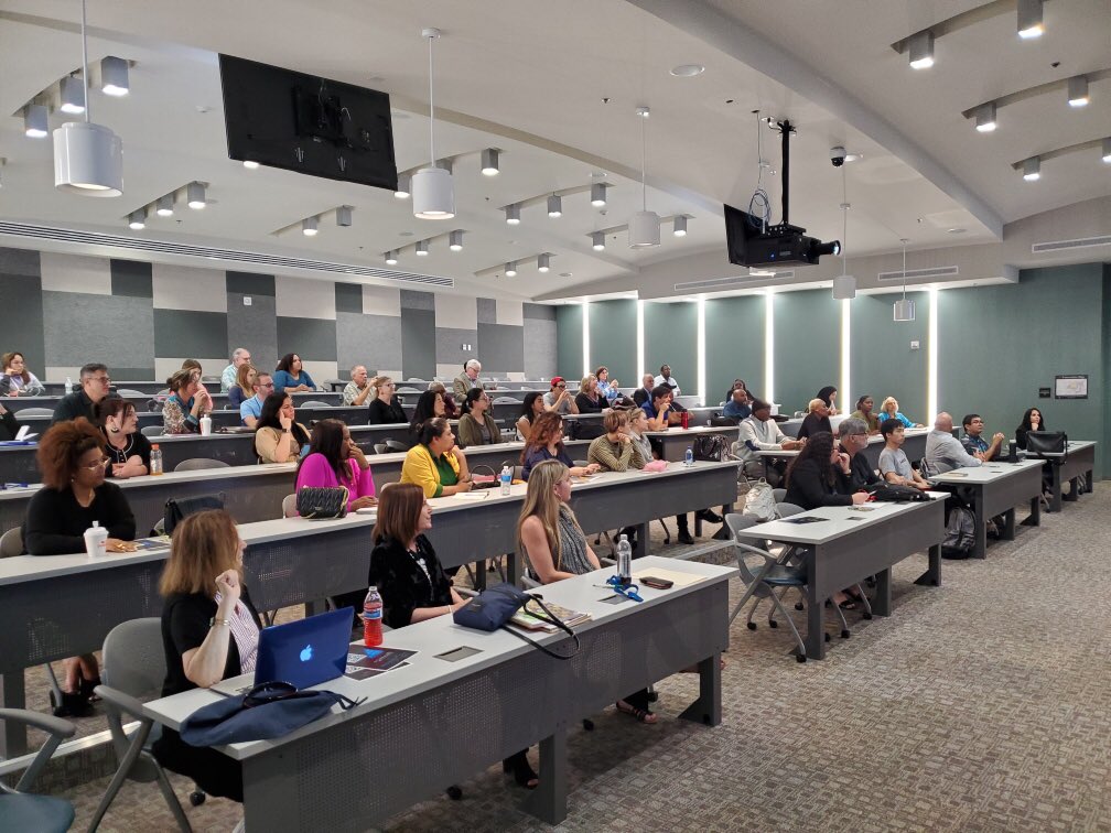 bcexbroward's tweet photo. Packed house for our Spring kickoff keynote “Redefining Entrepreneurship” by @gschoeniger author and co-founder of the Entrepreneurship Learning Institute! Also first event under the leadership of our new Director @ImranSiddiquiFL! #BCEx #BCProud #BrowardUP #Entrepreneurship #ELI https://t.co/pXQ6e3kUO3