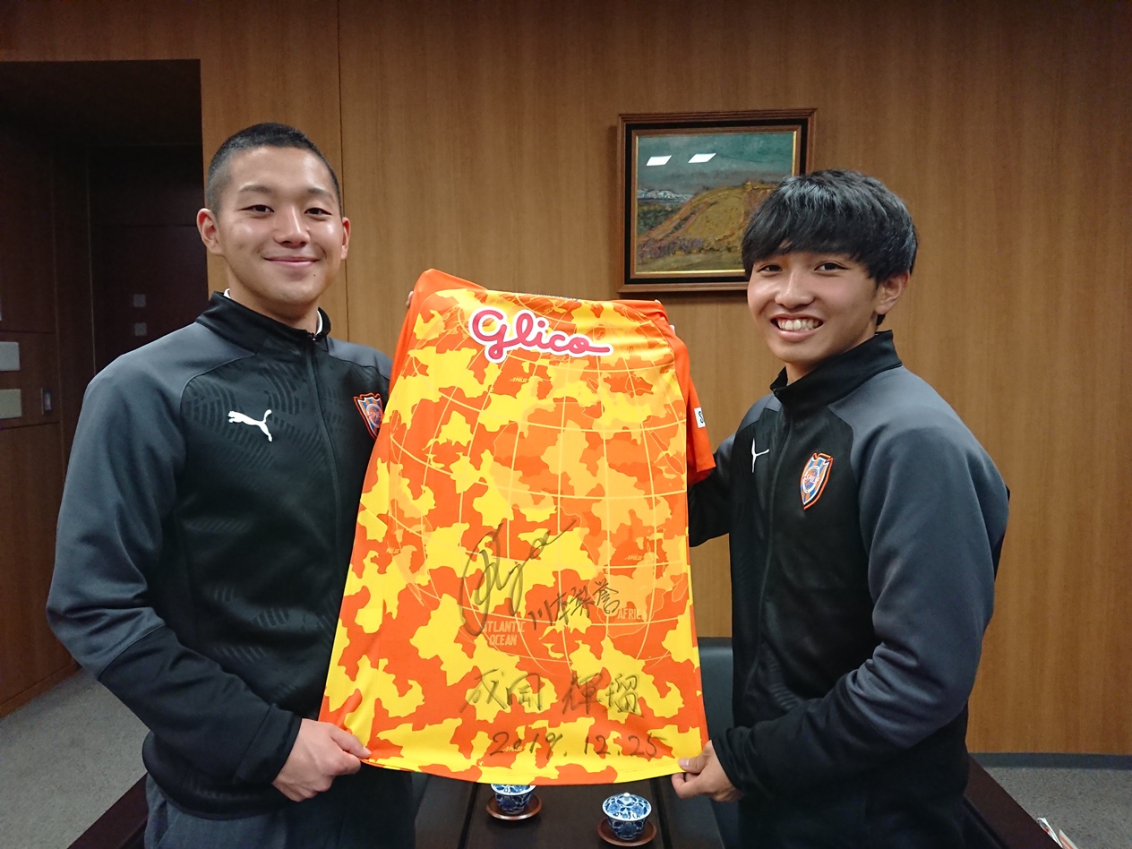 Glico Pr Japan エスパルスユース選手ご来社 清水エスパルス のユース川本梨誉選手 成岡輝瑠選手が梅田オフィスにご来社 両選手とも14歳の時にglicoチャレンジツアーに参加され 当時の経験と振り返ってくださいました これからもglicoはココロと