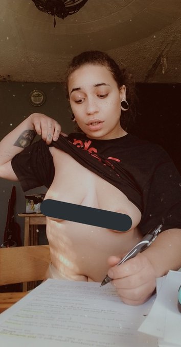 LoomissEmm's tweet photo. Getchu a girl that can multitask 😍🥰 

 https://t.co/ghJPClsLyq

[Dont mind my ceiling its being fixed v soon!] https://t.co/2blIohwaws