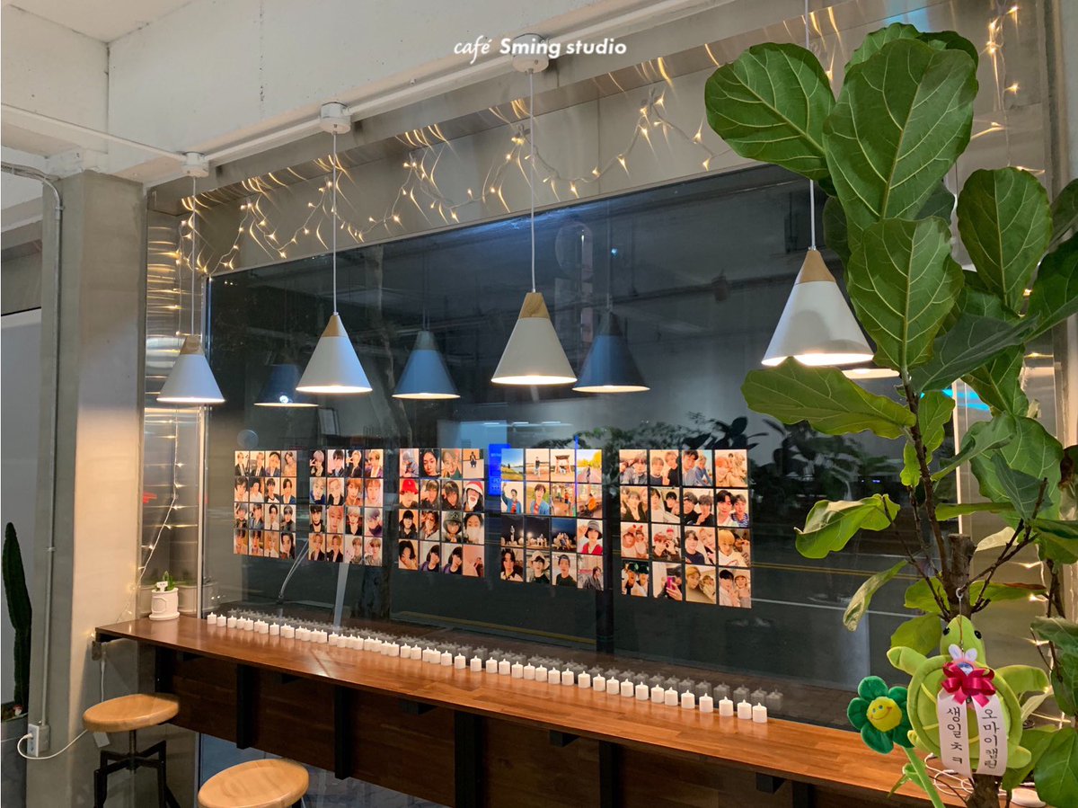 어제까지 진행되었던 #몬스타엑스 #형원 님의 전시회 모습이었어요! 2020년이 되어 진행하는 몬엑분들의 첫 전시였어요. 오랜만에 몬베베분들 뵈어 저희도 즐거웠답니다✨ 촛불의 분위기만큼이나 따뜻한 전시회였어요. 이 따수함이 모두 형원님께 닿았길 바랍니다! #다정이_내린날 #MONSTAX #채형원 ❤️