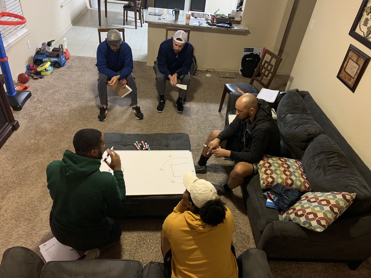 stat_elite's tweet image. What did your evening look like? Us STAT coaches were getting prepared 👀🏀🔥 #STATPRO #STATELITE #Coaches #FAMILY