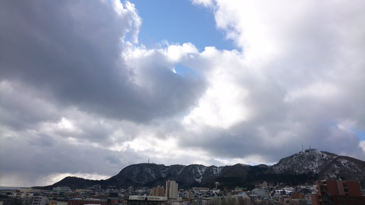chocolatstaff's tweet photo. 1月16日AM11:00 晴れ時々雪のち曇 最高気温1℃

日差しは時折あるものの、風が冷たく、寒く感じられます。

羽根が舞っているよ��な雪が降っていたかと思うと晴れ間が見えたり、変わりやすいお天気のようです。

#ホテルショコラ函館
#函館
#写真
#ハコフォト
#山
#海
#空
#雲
#青森
#下北半島
#観光 https://t.co/lQy1bQj0FT