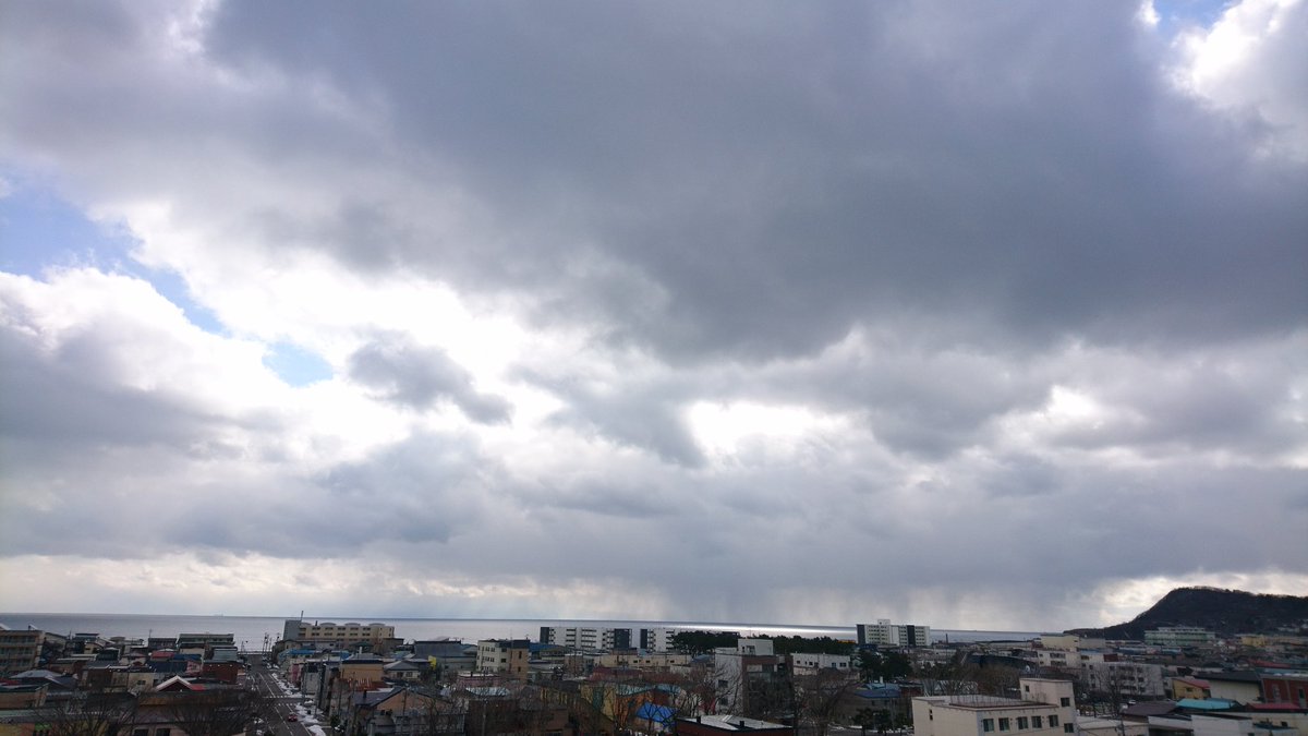 chocolatstaff's tweet photo. 1月16日AM11:00 晴れ時々雪のち曇 最高気温1℃

日差しは時折あるものの、風が冷たく、寒く感じられます。

羽根が舞っているよ��な雪が降っていたかと思うと晴れ間が見えたり、変わりやすいお天気のようです。

#ホテルショコラ函館
#函館
#写真
#ハコフォト
#山
#海
#空
#雲
#青森
#下北半島
#観光 https://t.co/lQy1bQj0FT