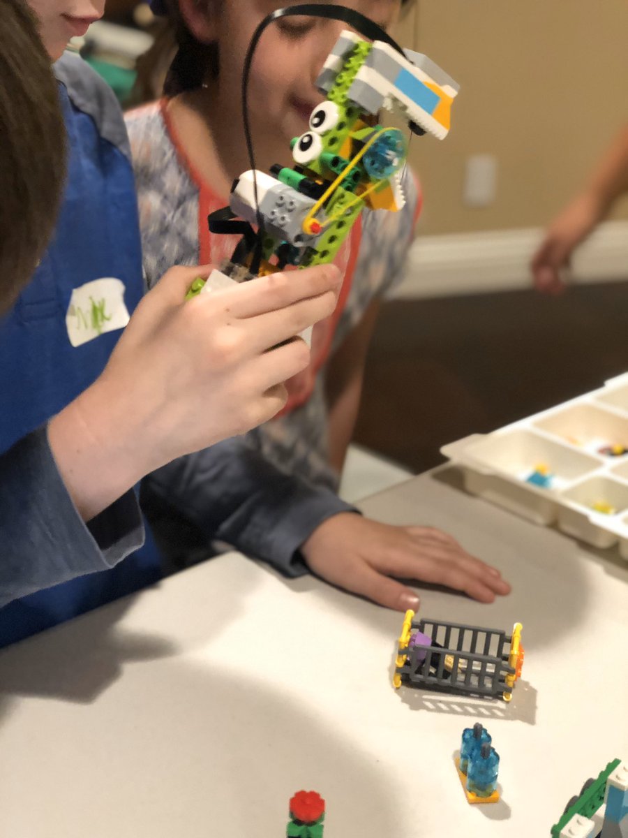 MrsMalloryFH's tweet photo. Learning about robotics and coding using the Lego WeDo 2.0. Creating and solving real world problems in 4th grade today! #fhwow #legoeducation @CajonValleyUSD @CVWorldofWork @mkuhfal8 @davidmiyashiro @FlyingHillsFAME https://t.co/Y76J7548lQ