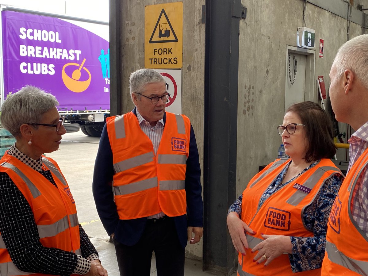 VicGovernor's tweet photo. Proud to be Patron of @FoodbankVic, which has delivered more than 3,200 food hampers to families affected by the #vicfires. This is in addition to the organisation’s everyday work, which reaches more than 1.2 million Victorians per year https://t.co/58h2U0C2n9