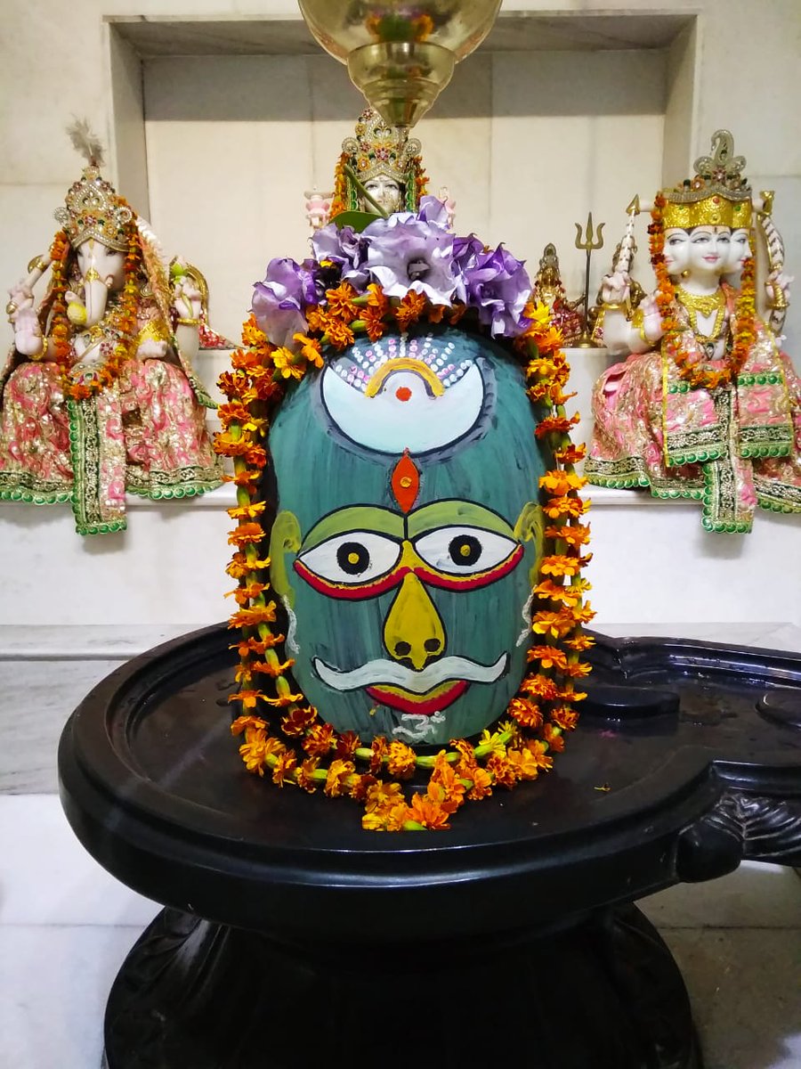 #हर_हर_महादेव ।।🔱।।
अमुष्य त्वत्सोवासमधिगतसारं भुजवनं
बलात्कैलासेडपि त्वदधिवसतौ विक्रमयत:।
अलभ्या पातालेsप्यलसचलिताङ्गुष्ठशिरसि
प्रतिष्ठा त्वय्यासीद्ध्रुवमुपचितो मुह्यति खल:।।
Today's Shringar Darshan! 🌿🌿🌿
#Shiv #Shiva #LordShiva #Shringar #Devbhoomi #JSPLAngul #Odisha