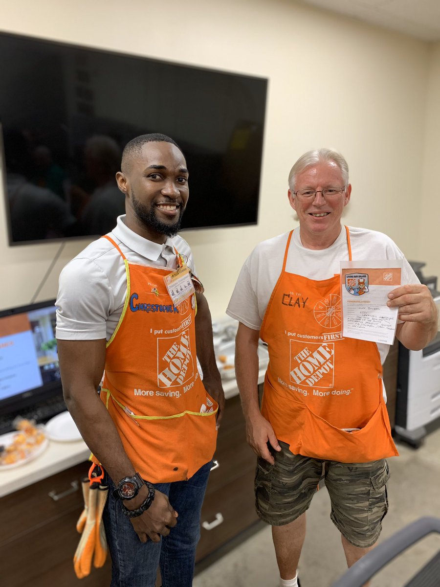 THDJoeZ's tweet image. Our freight team honors Clay for his dedication to excellence on the team! #latenightsamepage #VOA365 @HDSasmErin @SharlowSherrie @mxz156 @HDGerri @HomeDepotJames