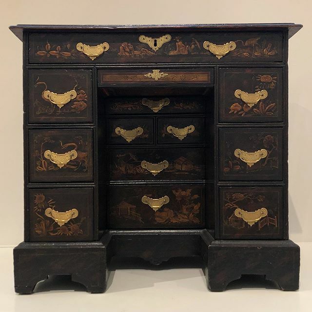 plbhalbert's tweet photo. Maple bureau table or kneehole desk, Boston, mid-1730s, with decorative japanning attributed to the London-born immigrant artisan Robert Davis #vastearlyamerica #japanning #lacquer #exotic #chinoiserie #asia #design #global #international #desk #bureauta… https://t.co/kykOyc2OYx https://t.co/390PX0jcM0