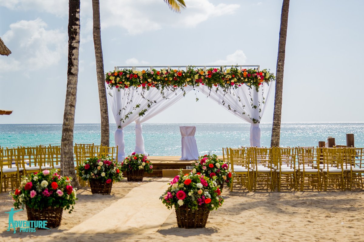 Happy #WeddingWednesday from paradise! ❤️ The ideal spot for the #Wedding you have always dreamed of is in #DreamsDominicus! Contact us through weddings.dredl@dreamsresorts.com to learn more about our attractive packages! #LaRomana