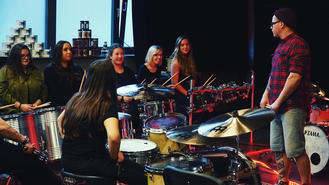 tokiohotelcz's tweet photo. Gustav IG: DRUMS'n'BBQ
For most of you guys its the first time playing drums. You did a great job! You played , i danced.😉🕺🏼 #drumsnbbqbygustav #firsttimedrums #workshop #treehouseticketing #ad 

https://t.co/trhpQOhU0o https://t.co/N69YUZRMhT