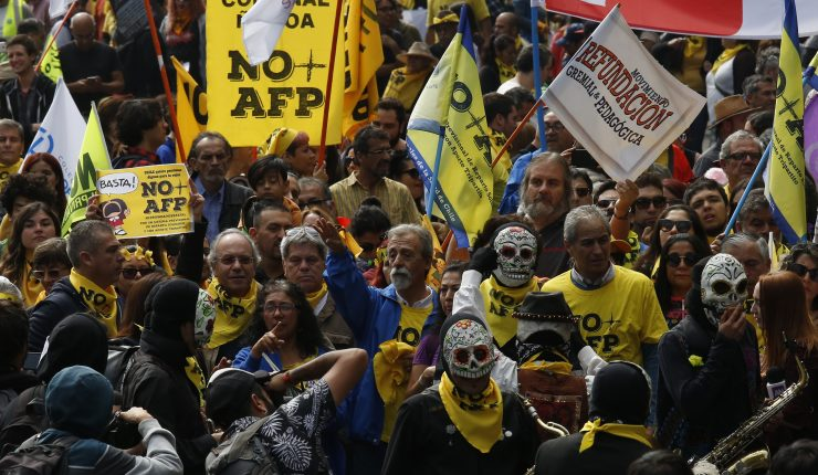 CNNChile's tweet photo. No + AFP rechaza reforma de pensiones propuesta por Piñera: “Lo único que hace es echar más leña a la hoguera” https://t.co/vlR9Q5Z5Mp https://t.co/hVgm5VChEw