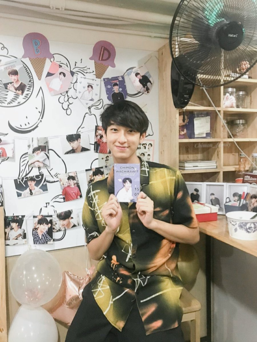 chimon_official's tweet photo. น้อง @chimonac แวะไปดู Project #AgoodDayofChimon2020
ของน้องๆแฟนคลับที่จัดให้ที่ตึกด้วย น่ารักมาก😘😘💕
#CHIMON20THBIRTHDAY 
#ChimonWachirawit https://t.co/J1puDMG1Ng