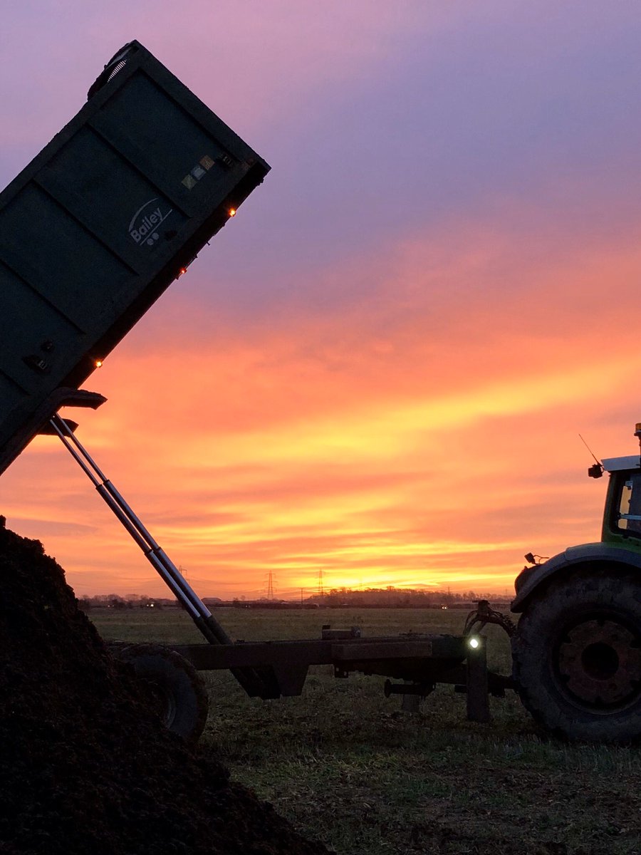 neilwalk's tweet photo. Best watch out if your a shepherd.!  #redsky in the morning #sheperdswarning https://t.co/tSAGXUvEVu