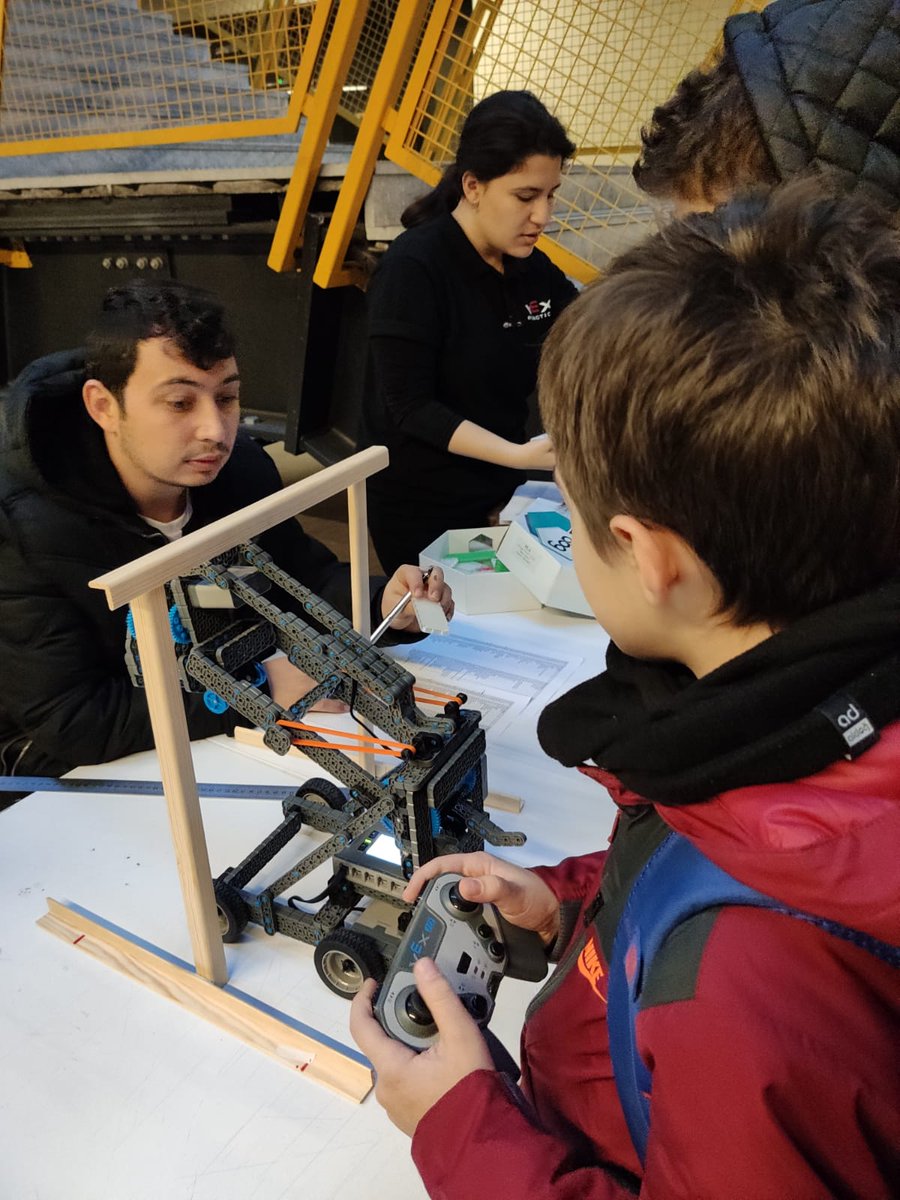 elitgencler's tweet photo. Educat Robotics'in düzenlemiş olduğu Vex IQ Challenge turnuvasına okulumuzun robotik takımı olarak katıldık. 

#ElitGençlerKoleji #vexrobotics #Vex #vexiqchallenge https://t.co/HdePCuHz0R